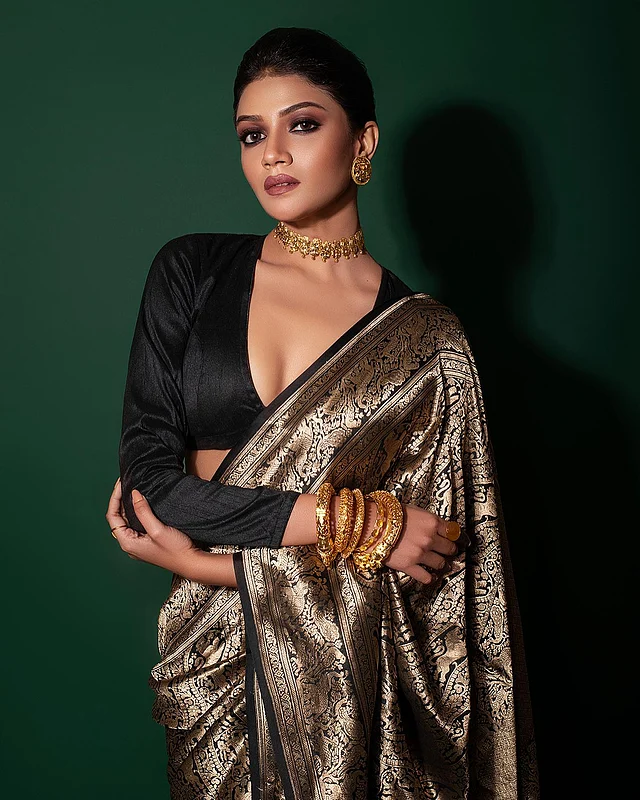 কালো ডিপনেক ফুলস্লিভ কালো ব্লাউজের সঙ্গে কালো-সোনালি ব্রোকেড কাতান পরেছেন সৌরসেনী
