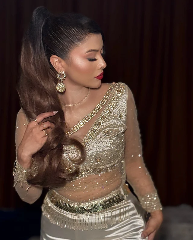 চুল বাঁধা হয়েছে উঁচু পনিটেল স্টাইলে, যা পুরো সাজকে দিয়েছে এলিগ্যান্ট ও মডার্ন টাচ।