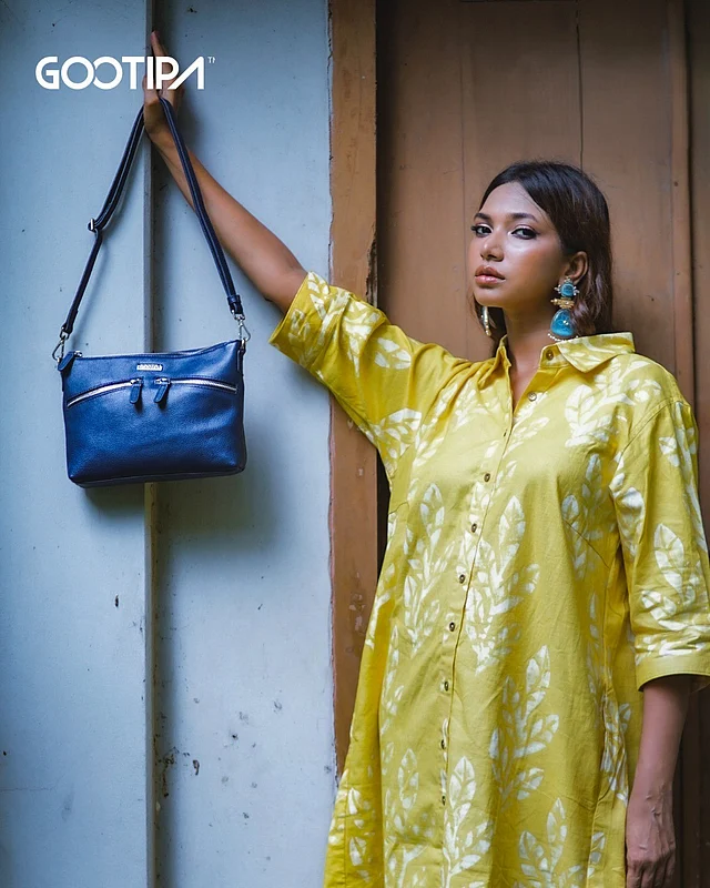 উমা ক্রসবডি ব্যাগে এঁটে যাবে পূজার ঘুরাঘুরির সবকিছু