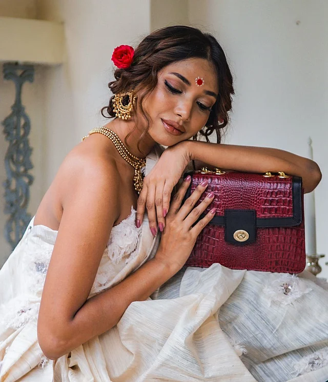 ব্যাগ আসলে শুধু একটি অনুষঙ্গ নয়। ফ্যাশনিস্তাদের কাছে এটি নিজস্ব ফ্যাশন ভাবনার পরিচায়ক