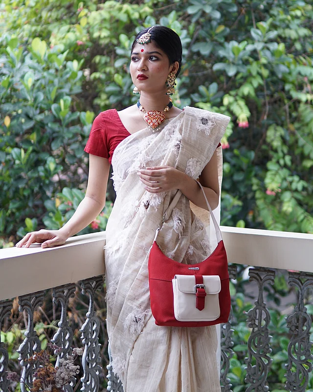 ব্যাগ বেছে নিয়ে সে অনুযায়ী পোশাক আর মেকওভার, গয়না সাজানোর সময় এসে গিয়েছে