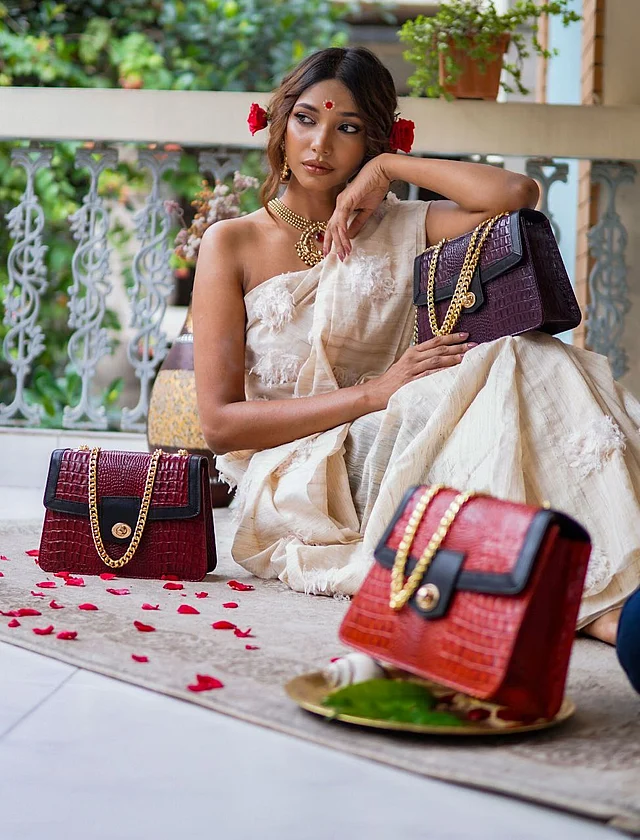 পূজার সাজের স্টেটমেন্ট পিস হতেই পারে গুটিপার অম্বিকা স্যাডেল ব্যাগ