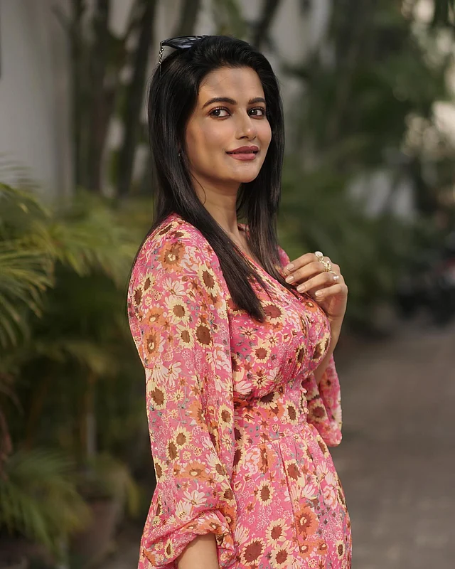 আরেকটি ফ্লোরাল ড্রেসে সুন্দরী ঊষসী।