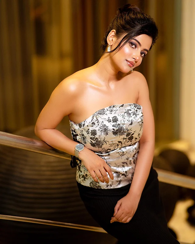 সিলভার স্ট্র্যাপলেস টপটিতে আছে কালো ফ্লরাল মোটিফের নিখুঁত কাজ। সুন্দর এই পোশাকের সঙ্গের গ্লসি মেকআপ লুকে ধরা দিয়েছেন সুন্দরী। কানে পাথরের দুল আর হাতে পরেছেন সিলভার ঘড়ি।
