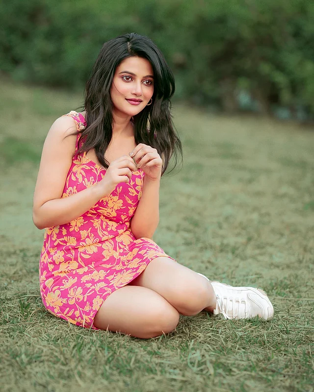 স্লিভলেস মিনি ড্রেস পরেছেন তিনি। ড্রেসের গোলাপি জমিনে হলুদ ফুলগুলো ফুটে আছে যেন। এর সঙ্গে এই লুকে জুটি হয়েছে সাদা রানিং জুতা।