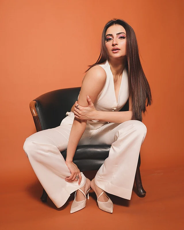 অল হোয়াইট লুকে এলিগ্যান্ট ছিলেন তিনি