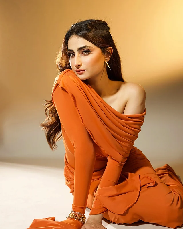 কমলা অফ শোল্ডার গাউনের লুকে নজর কাড়ছেন ডিভা