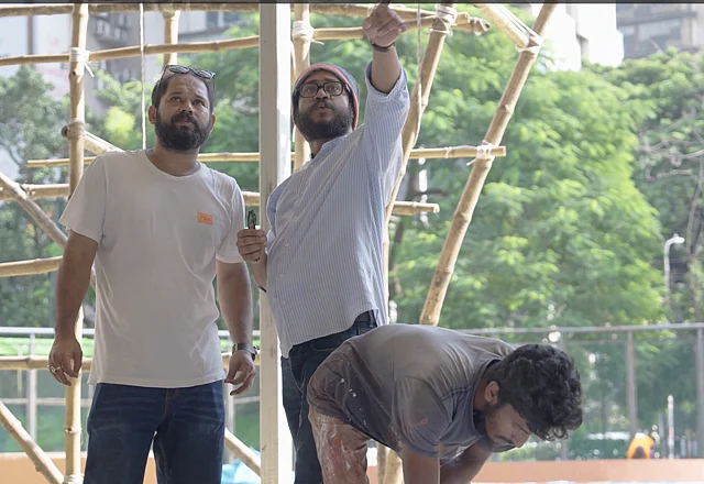 কাজ বোঝাচ্ছেন শিল্পী