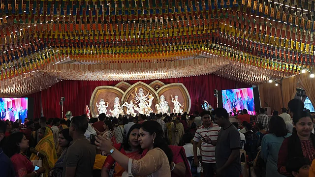 মণ্ডপের ভেতরের দৃশ্য