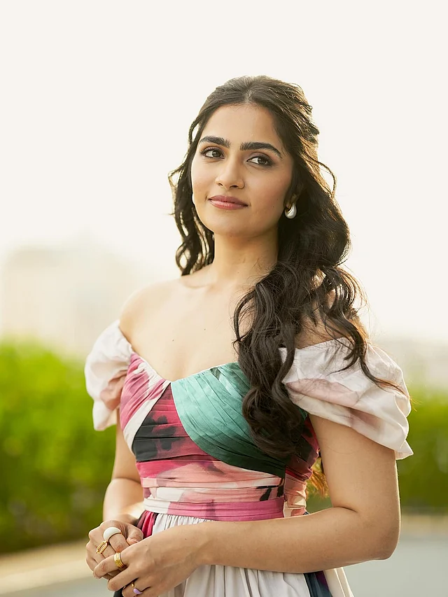অফ দ্য শোল্ডার ড্রেসে আকর্ষণীয় লাগছে তাঁকে