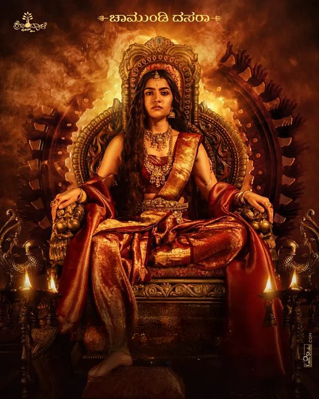 কান্তারা চ্যাপ্টার ওয়ানের পোস্টারে এমন ঐতিহ্যবাহী কাচ্ছে ড্রেপে ঝলমলে সব শাড়ি পরেছেন রুক্মিণী