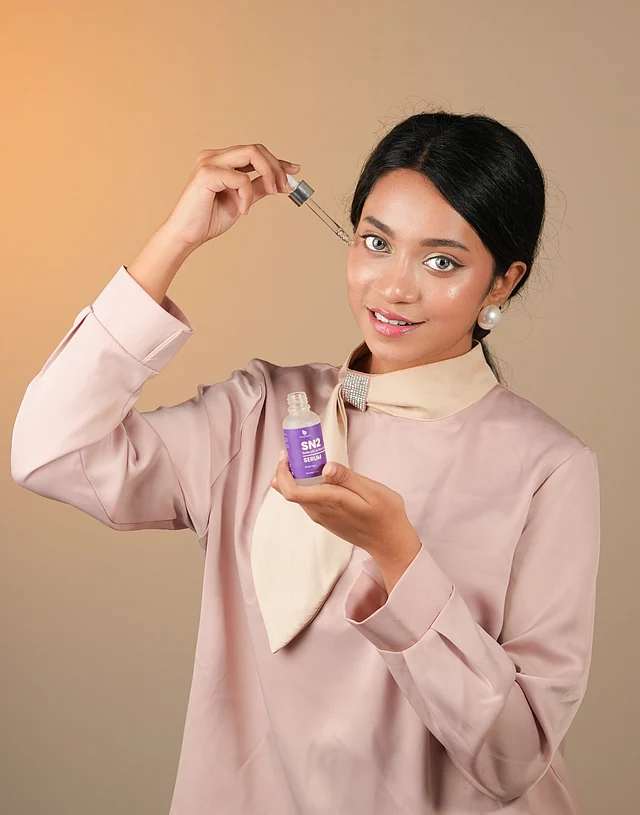 সেরাম ত্বকের গভীরে কাজ করে, গ্লো বাড়ায়
