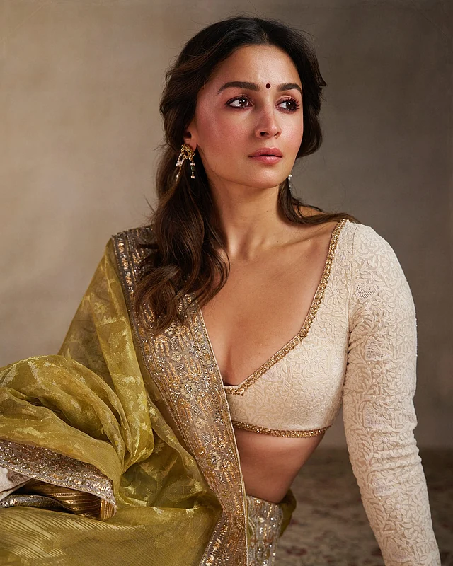 কিছু মানুষ আছেন, যাঁদের উপস্থিতিতেই চারপাশ উজ্জ্বল হয়ে ওঠে। বলিউডের জনপ্রিয় তারকা আলিয়া ভাটও তা–ই। মুম্বাইয়ে দুর্গাপূজার প্যান্ডেলে মুখার্জি পরিবারের সঙ্গে প্রতিমা দর্শনে এসে তিনি মুগ্ধ করেছেন ভক্তদের। ভারতীয় ডিজাইনার আবু জানি সানদীপ খোসলার জলপাইরঙা জামদানি শাড়ি পরে তিনি সবার নজর কাড়েন