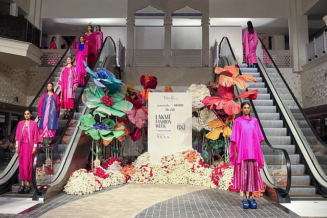 কালেকশনটি তৈরি করা হয়েছে সিল্ক, খাদি ও কটনের মিশ্র আধুনিক সিলুয়েটে