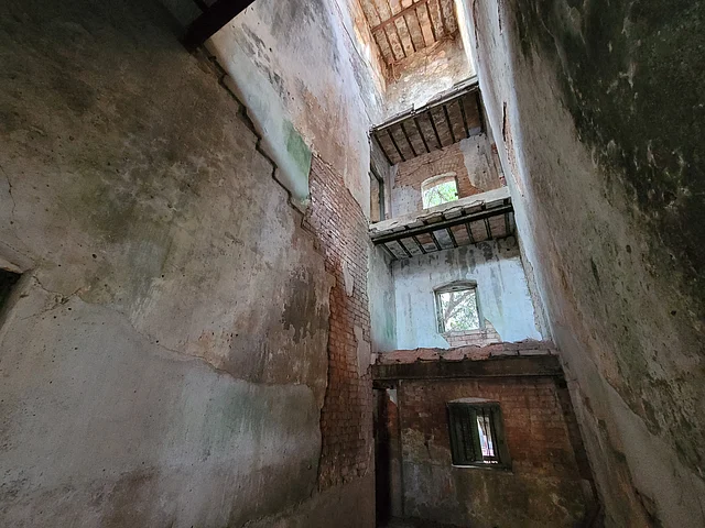 ভবনের ভেতরে দেখে এটিকে নাচঘর বলে অনুমেয়