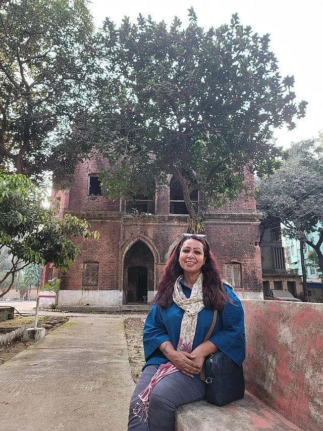 চট্টগ্রাম শহরের চন্দনপুরা এলাকায় সারদা লালার দিঘীর ঘাটে লেখক