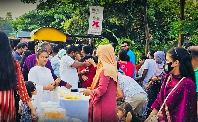 আর রাস্তায় রাস্তায় ঘুরে দেখা যায়, ৮০০ টাকায় বিক্রি হচ্ছে এই একই সাইজের কেক