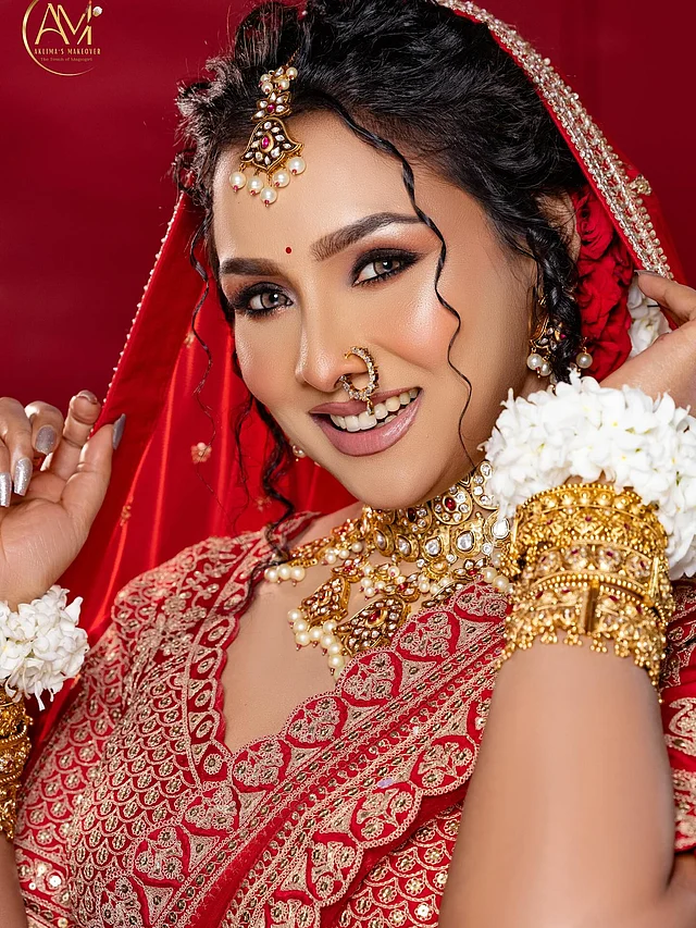 ন্যুড মভ শেডের লিপকালার সেমি ম্যাট। সোনায় সোহাগা হয়েছে ছোট লাল টিপের সংযোজন