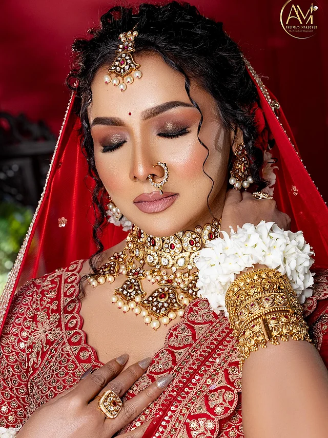 সেই সঙ্গে নজর কাড়ছে কার্ল করা হেয়ারস্টাইল