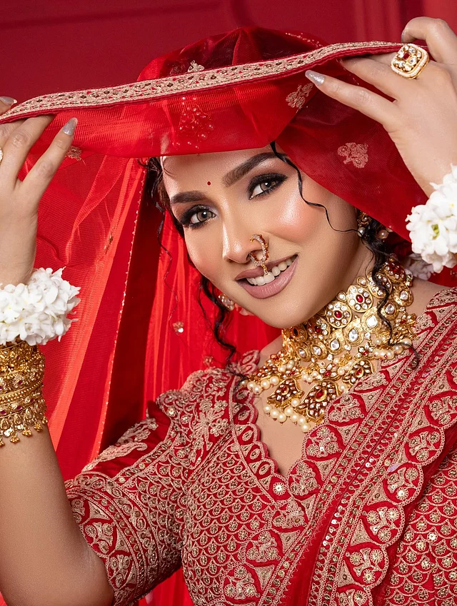 ঘন কাজল-আইলাইনার-মাসকারা আর লেন্সের ব্যবহারে চোখের সাজে এসেছে নাটকীয়তা