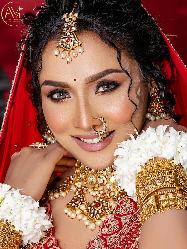 পুরো লুকের হাইলাইট বলতে হয় গ্ল্যামারাস মেকওভারকে