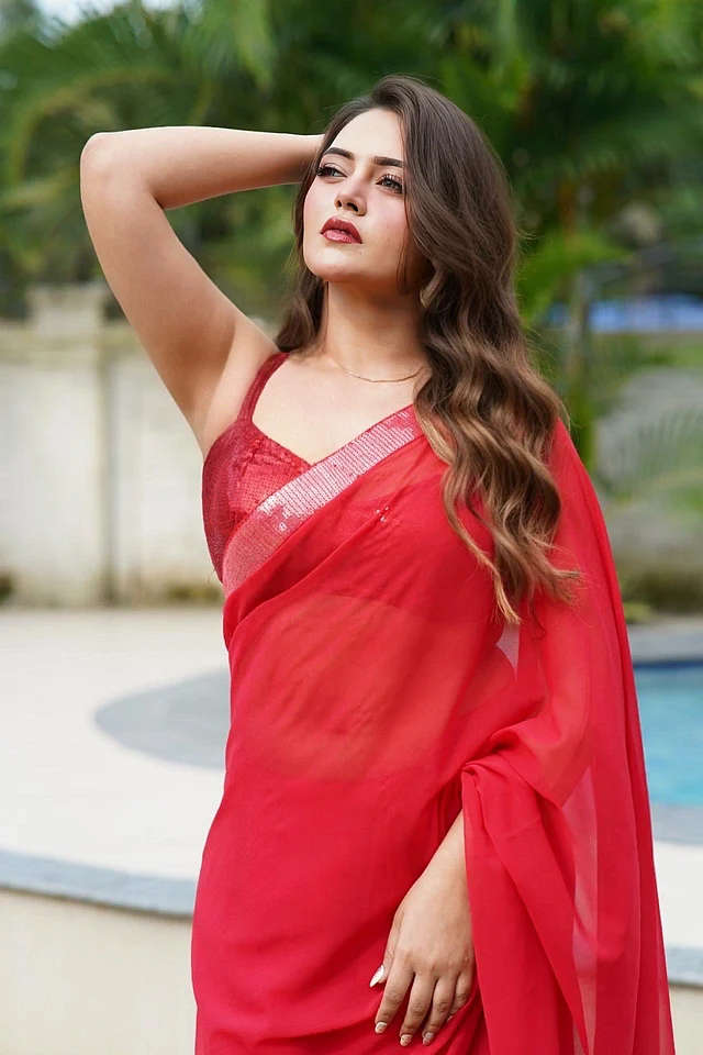 মোনোক্রম লুকে বেছে নিয়েছেন লাল শাড়ি। জুটি হয়েছে সিকুইনের লাল স্লিভলেস ব্লাউজ। লাল লিপস্টিক আর ঢেউখেলানো খোলা চুলে তাঁকে লাগছে অনন্য।