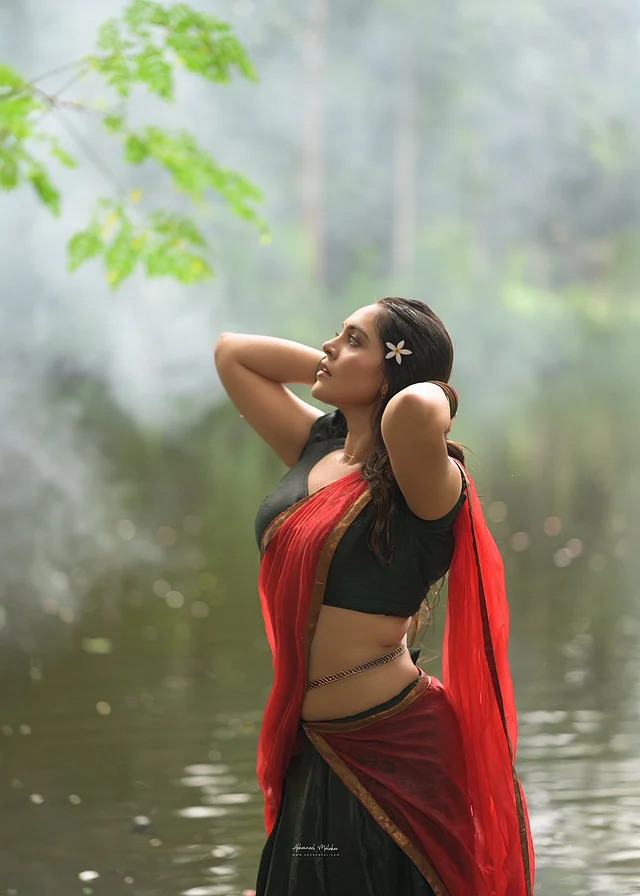 চুলে গুঁজে দিয়েছেন সাদা ফুল।কোমরে আবেদন কাড়ছে চেইন বিছা।
