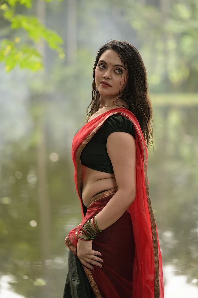 নেহার লুকে মিশে আছে এক অনন্য আবেদন। তাঁর গাঢ় সবুজ শাড়িতে সোনালি বর্ডার। এর বিপরীত লাল আঁচল যোগ করেছে কনট্রাস্ট।ব্লাউজের কালচে সবুজ, পাফ স্লিভ ডিজাইনে ঐতিহ্য ও আধুনিকতার নিখুঁত মিশ্রণ ফুটে উঠেছে।