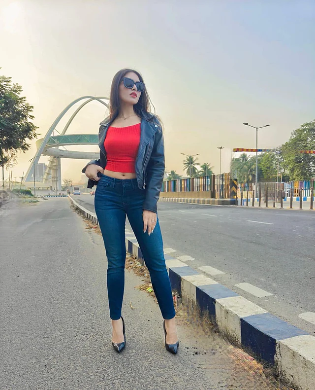 লাল ক্রপ টপের ওপর লেয়ার করেছেন কালো লেদার জ্যাকেট। বটমে পরেছেন স্কিনফিট ডেনিম প্যান্ট। আর পায়ে কালো পাম্প জুতা।