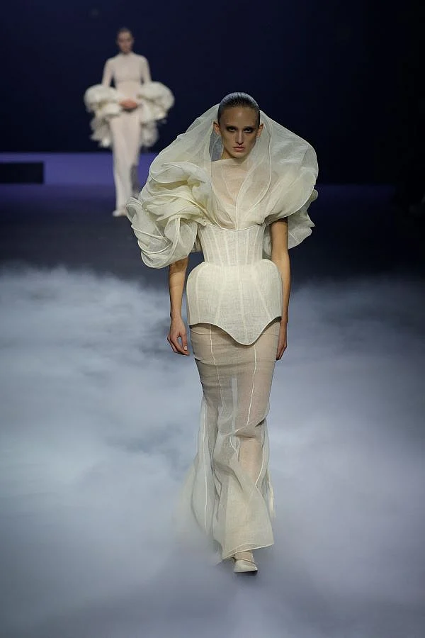 আশি স্টুডিওর পোশাকের প্যারিসের উইমেন’স ওত কতুর ফ্যাশন উইকে