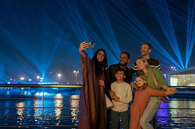 রিয়াদ বুলেভার্ডে বর্ণময় রিযাদ ফাউন্টেইনের সামনে দুই পরিবারের সেলফি সেশন