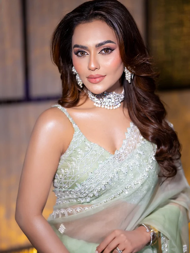 সফট কার্লসের খোলা চুলের সঙ্গে সিগনেচার লুক বাই সামিয়ার সফট গ্ল্যাম মেকওভারে সেজেছেন এই ডিভা।