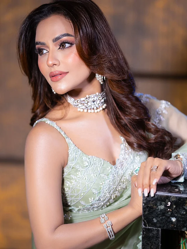 এই সময়ের পার্টি লুকের জন্য এই সাজ হতে পারে অনুপ্রেরণা।