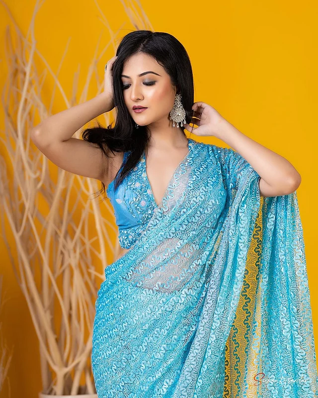নীল শাড়ির সাজে মোহনীয় লুকে ঐশ্বর্য সেন।