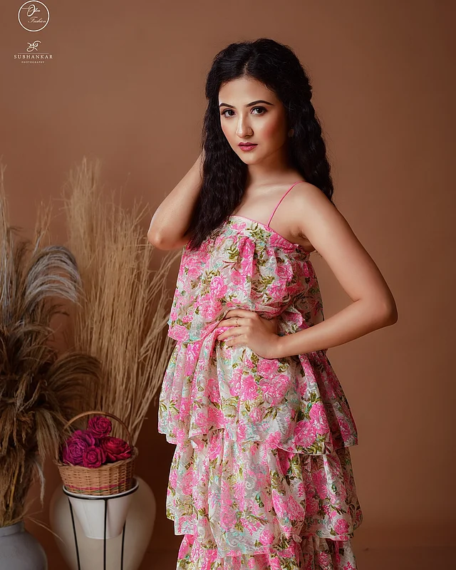 খুব সুন্দর গোলাপি ফ্লোরাল ড্রেসের সঙ্গে মেকআপেও রেখেছেন গোলাপি আভা।