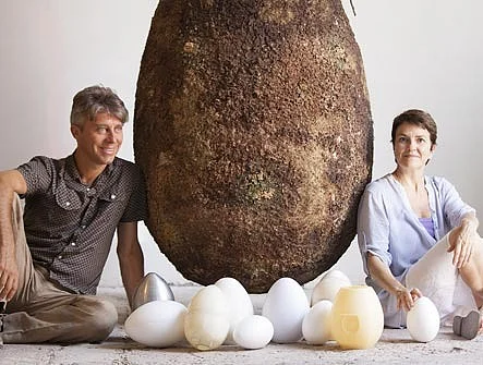 ইতালির ডিজাইন স্টুডিও ক্যাপসুলা মুন্ডি প্রথম এই ধারণাকে বাস্তবে নিয়ে আসে