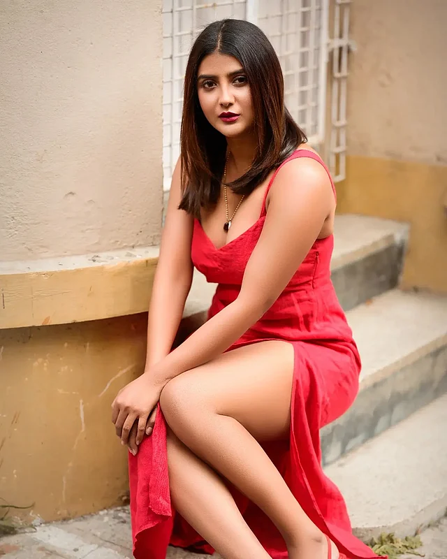 থাইস্লিট স্লিভলেস লাল গাউনে