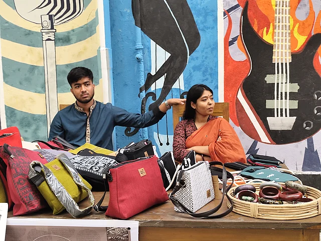 ছিল বিভিন্ন পণ্যের স্টল