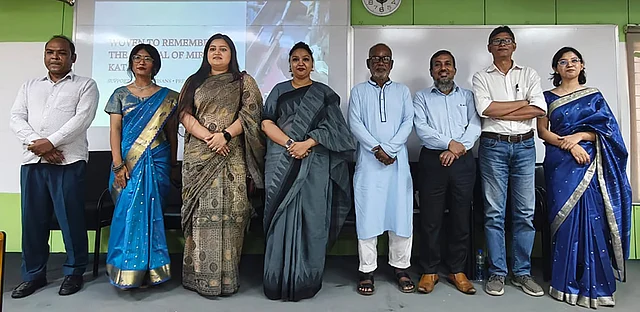 অনুষ্ঠান শেষে অতিথিদের সঙ্গে শিলচি (বাঁ থেকে দ্বিতীয়) ও ফাহা (সর্বডানে)
