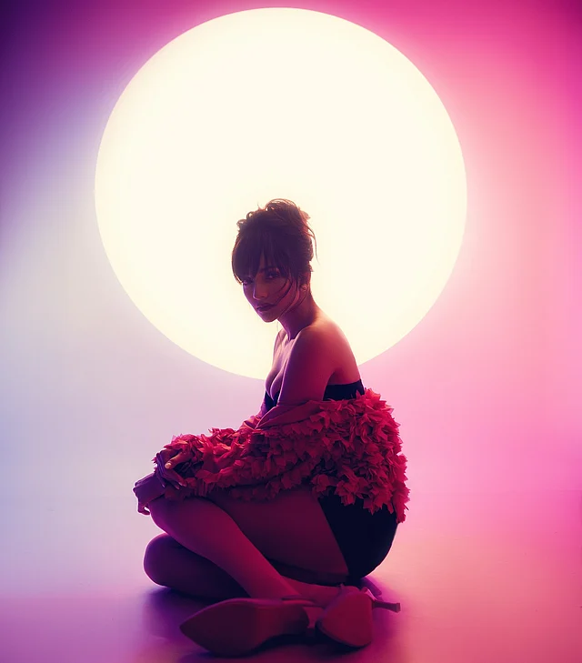 রং, টেক্সচার আর আত্মবিশ্বাস মিলে জন্ম নেয় এমন লুক—যা একই সঙ্গে বোল্ড, ফেমিনিন ও আর্টিস্টিক