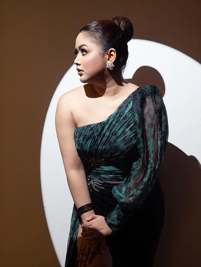 চূড়া খোঁপা, সাদা টপ আর হাতের কালো ব্রেসলেট আকর্ষণ ছড়াচ্ছে