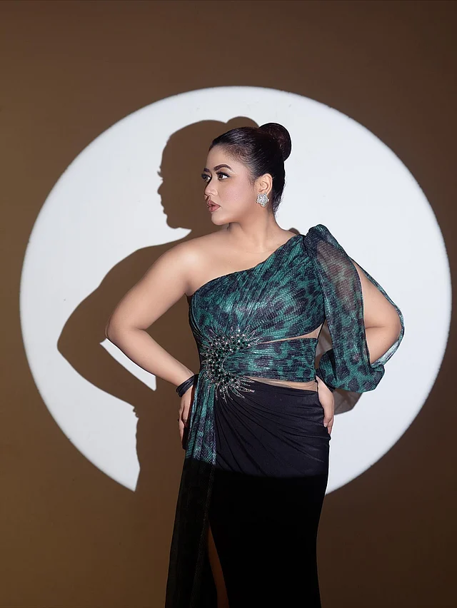 গাউনের বটমে কালো ফেব্রিকে র্যাপ প্যাটার্নে হাই থাই স্লিট ডিজাইন। কোমরের এমবেলিশমেন্ট নজর কাড়ছে