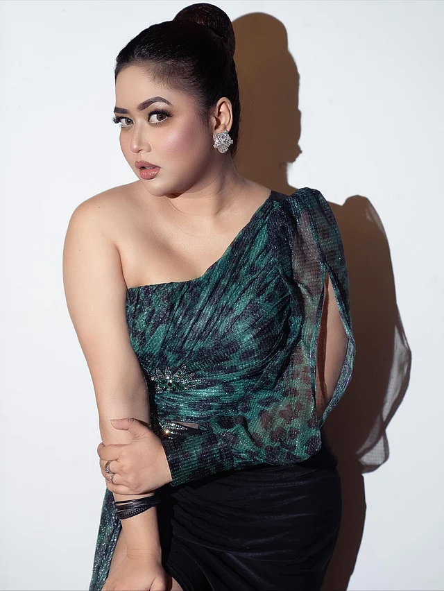 এনিম্যাল প্রিন্টের ফরেস্ট গ্রিন আর কালো শিমারি ফেব্রিক ব্যবহার করা হয়েছে এখানে