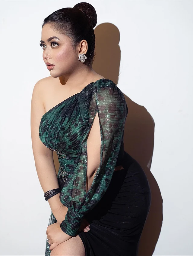 বেল স্লিভসেও স্লিট আছে।