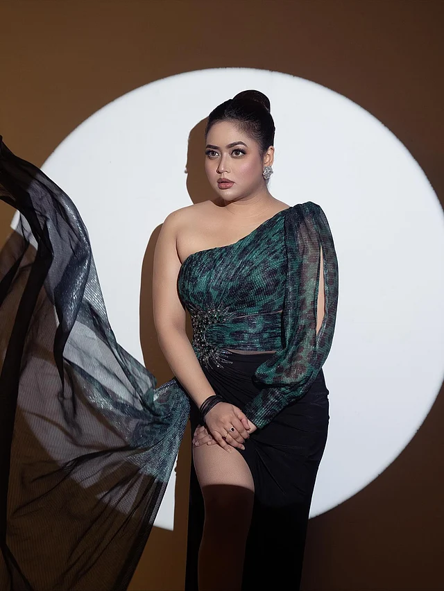 সব মিলিয়ে এই ওয়ান শোল্ডার গাউনের আবেদনে রীতিমতো চোখ ধাঁধাচ্ছেন তিনি