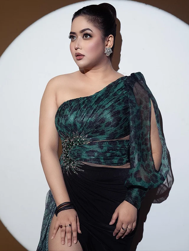 দেশের সুপরিচিত বিলাসবহুল ফ্যাশন লেবেল সানায়া কতুরের নজরকাড়া ওয়ান শোল্ডার গাউন পরেছেন ভাবনা