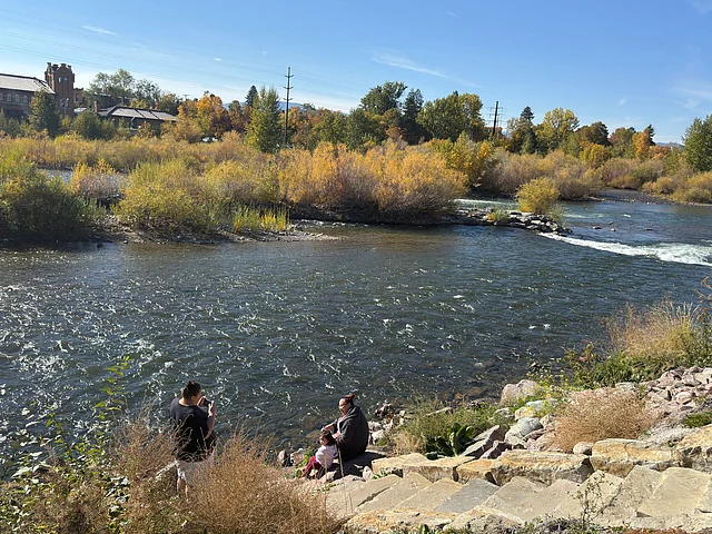 ক্লার্ক ফর্ক নদীর ধারে হাঁটলেই দেখা যায়, তুলোর মতো ভেসে থাকা ঝরা পাতাগুলো নদীর স্রোতে মিলিয়ে যাচ্ছে।