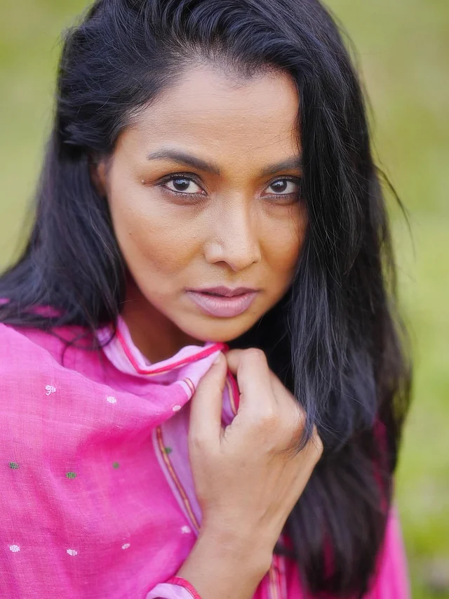 খোলা চুল আর হালকা কাজল, ম্যাট ন্যুড লিপে ইন্টেন্স লুক এসেছে মেকআপ ছাড়াই।