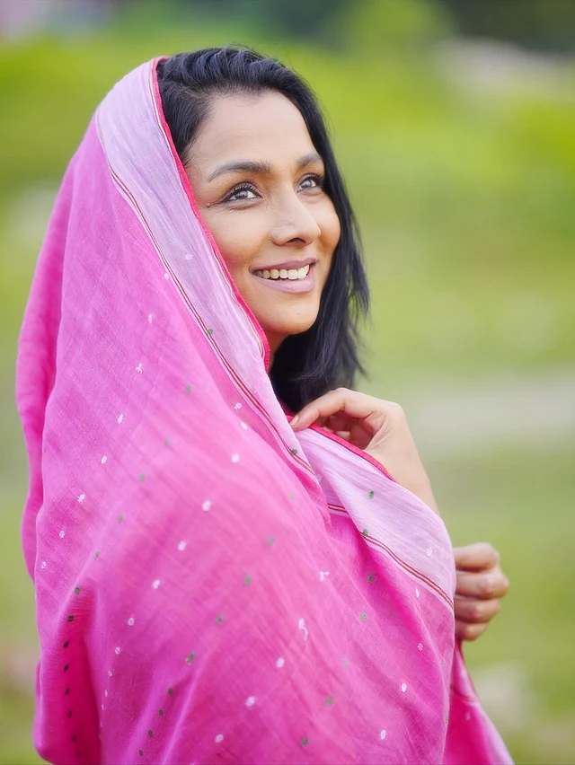 ঘোমটার লুকে সহজ সরল বউয়ের চিরন্তন ছবিটি ধরে রেখেছেন তিনি ইনোসেন্ট হাসিতে