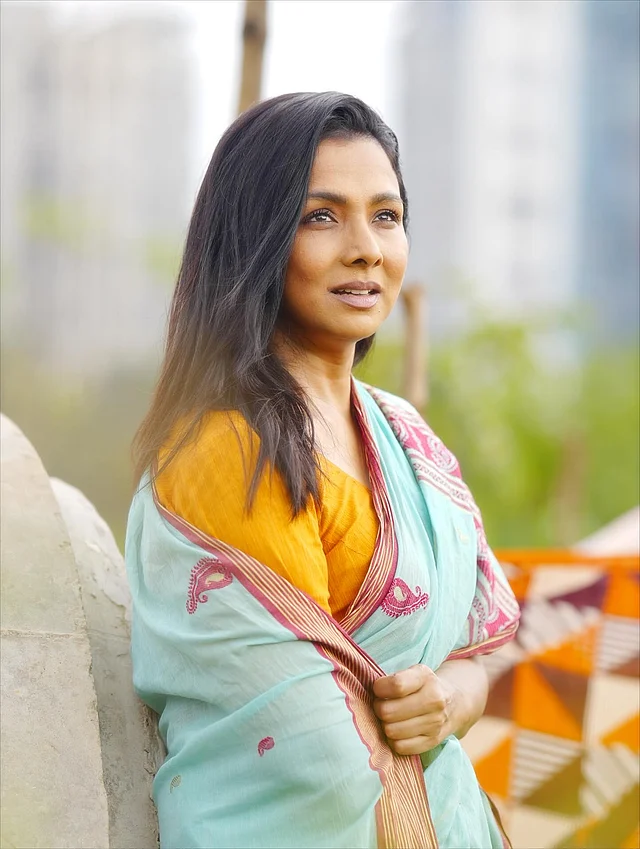 এখানে তুনা পরেছেন মেরুন কলকা নকশার হালকা মিন্টরঙা তাঁতের শাড়ি